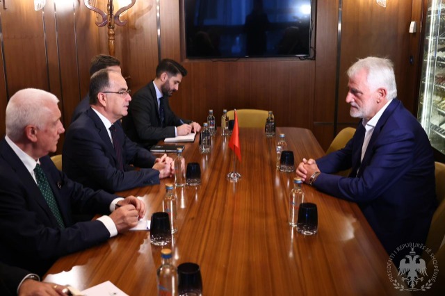 Presidenti Begaj takohet me përfaqësuesit e partive politike shqiptare në Maqedoninë e Veriut