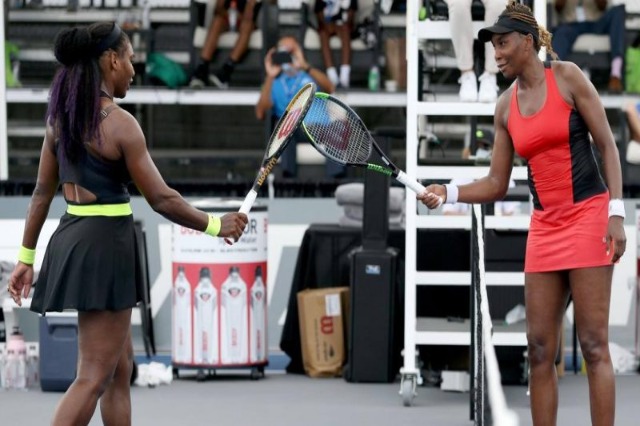 Serena fiton sfidën e familjes ndaj Venus, avancon edhe “baby