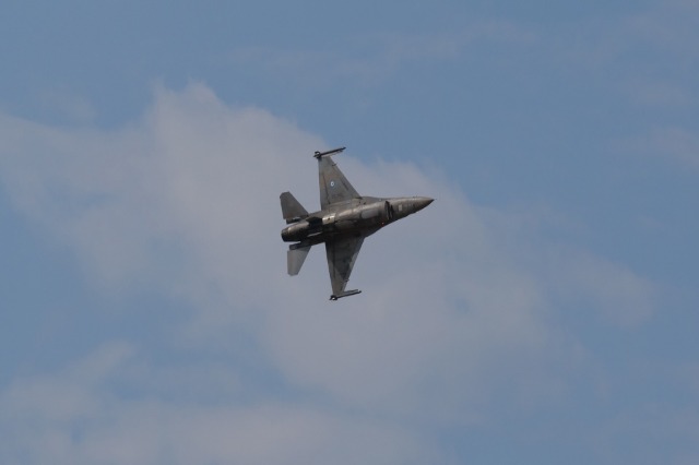 Rrëzimi i avionit F16, pjesë e forcave ushtarake greke. Piloti gjendet në mes të detit