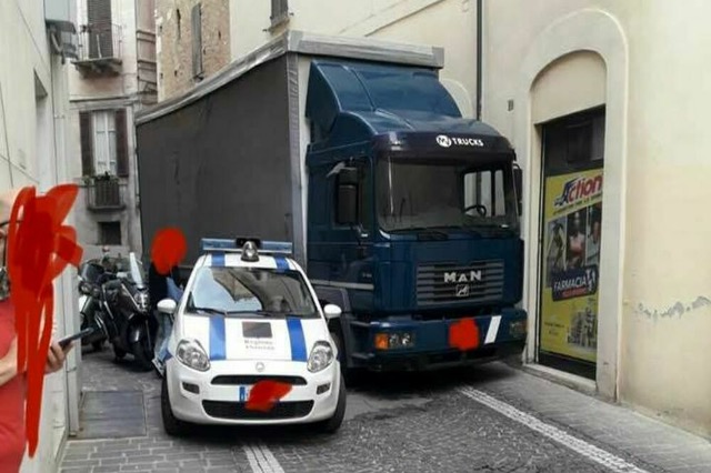 Kur makina e policisë gjobitet nga… kolegët!