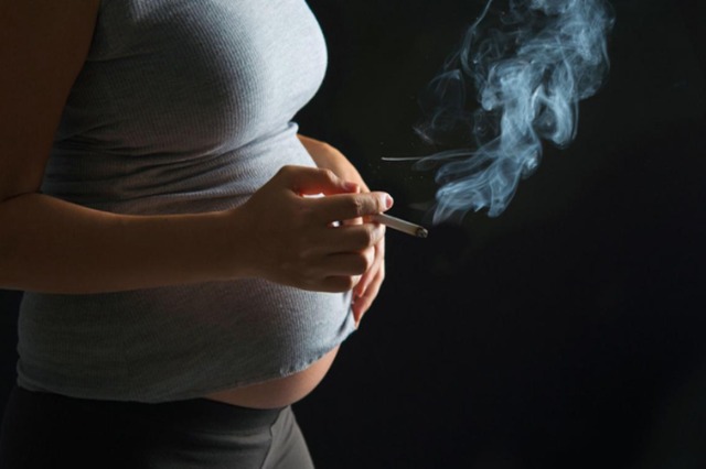 Studimi: Pirja e duhanit gjatë shtatzënisë trefishon rrezikun e lindjes së parakohshme