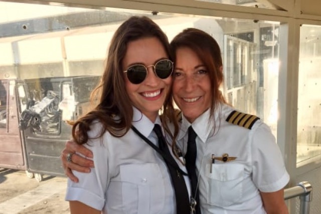 Nënë e bijë, së bashku në kabinën e avionit, frymëzim për gratë