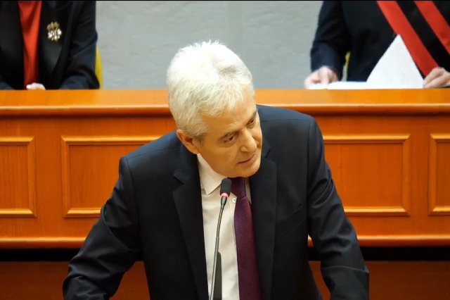 Ali Ahmeti: 5 mijë euro e kam gjobën nëse nuk e vendos flamurin shqiptar në zyrë