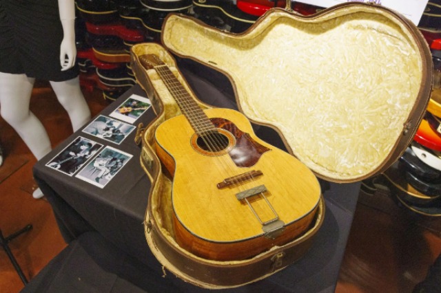 Kitara e John Lennon nga ‘Help!’ Shitet për 2.9 milion dollarë në ankand