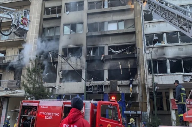 Tronditet Athina, shpërthim i fuqishëm në një pallat