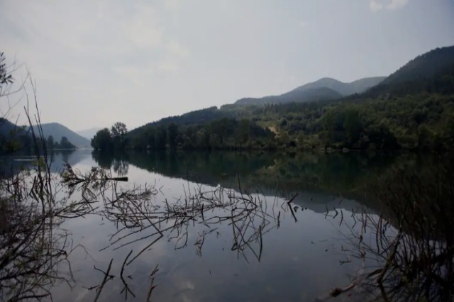 Fundoset një anije me emigrantë në lumin Drina, po kërkohen edhe 7 persona