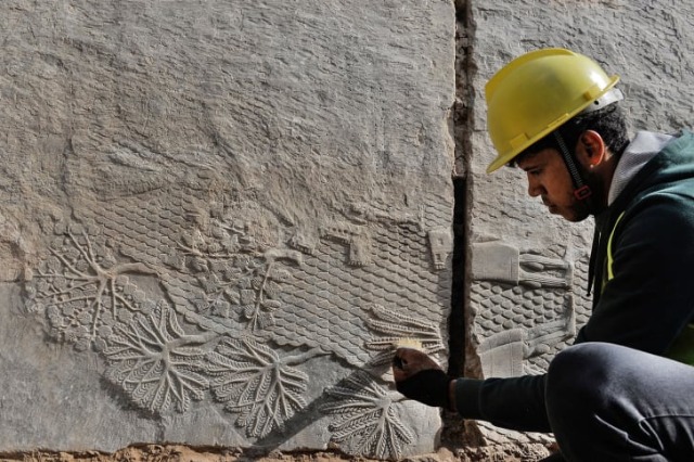 Restauronin dëmet e bëra nga ISIS në Irak, arkeologët zbulojnë gdhendje asiriane 2700-vjeçare