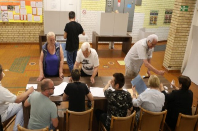 Mbyllen votimet në Serbi, 89 qytete dhe komuna votuan për drejtuesit vendor