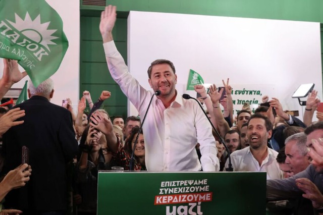 Andrulakis rizgjidhet kryetar i PASOK, premton të sfidojë Demokracinë e Re