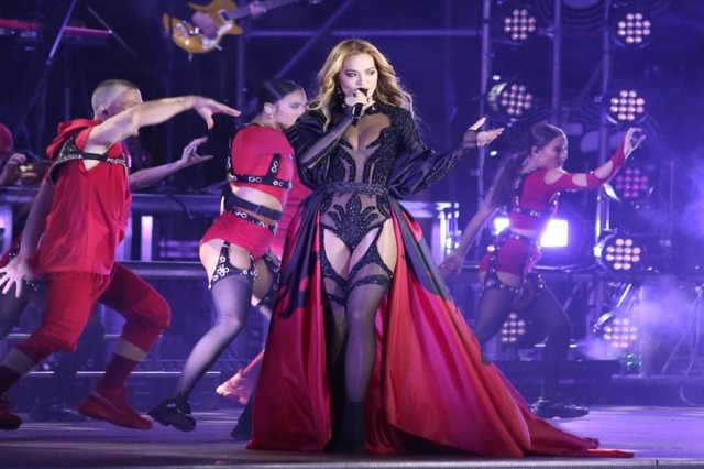 Rita Ora uron 28 Nëntorin: Gëzuar Ditën e Flamurit Shqipëri