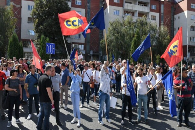 Maqedoni e Veriut, nëpunësit e gjykatave dhe shërbimit të prokurorisë publike protestojnë duke kërkuar rritje pagash