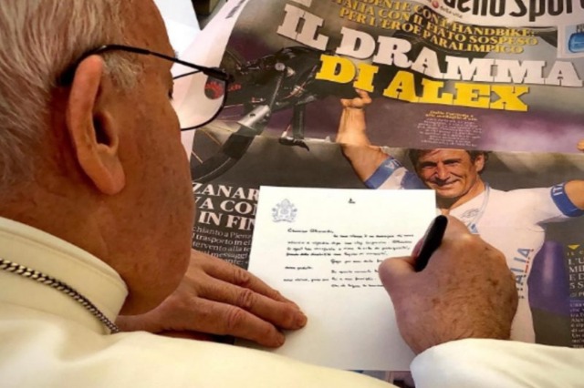 Ish-piloti e kampioni olimpik lufton me vdekjen, Papa Françesku