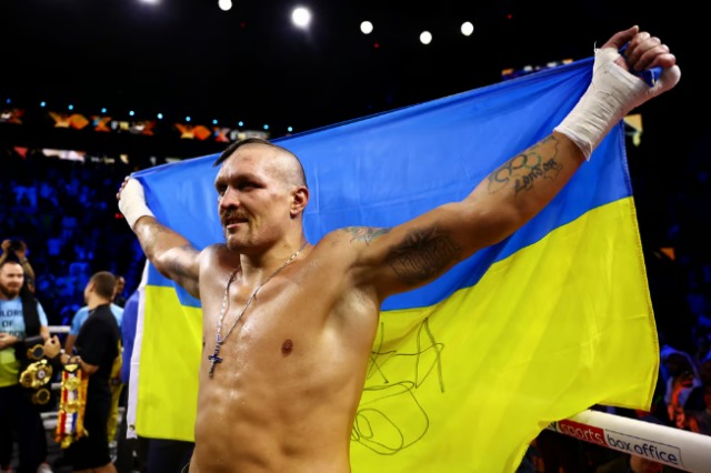 Kampioni i boksit ukrainas Usyk do të luajë në filmin MMA me “The Rock”