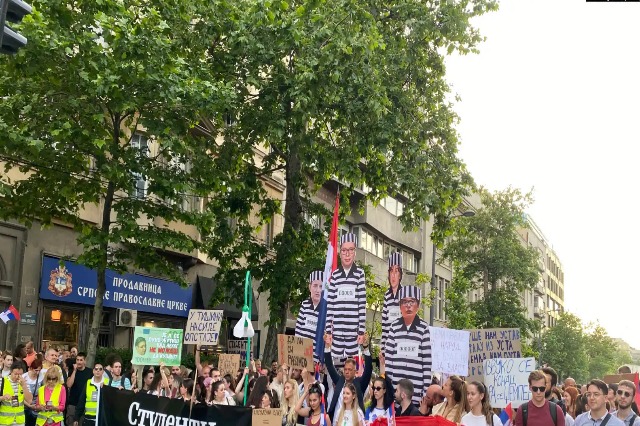 Dhjetëra mijëra qytetarë në marshin protestues drejt Qeverisë së Serbisë