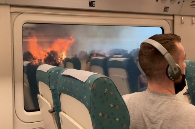 Spanja nën ‘pushtetin’ e flakëve, një tren me udhëtarë rrethohet nga ...