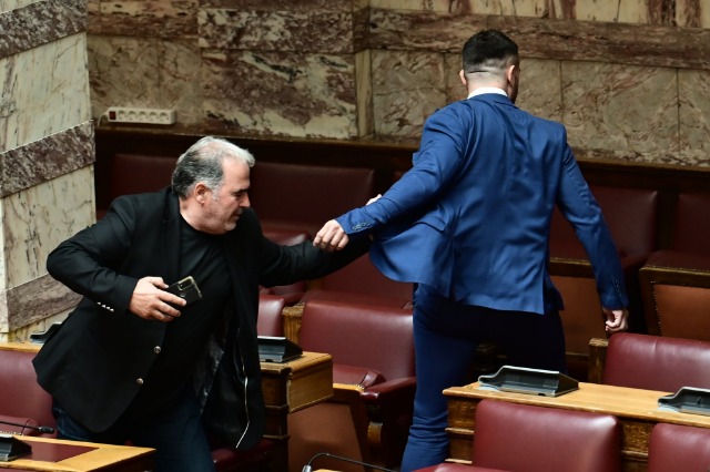Kaos në parlamentin grek, rihen me grushta deputetët