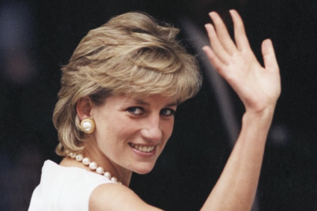 Një nga fustanet e famshëm të princeshës Diana del në ankand, pritet të kapi vlerën 120 mijë dollarë