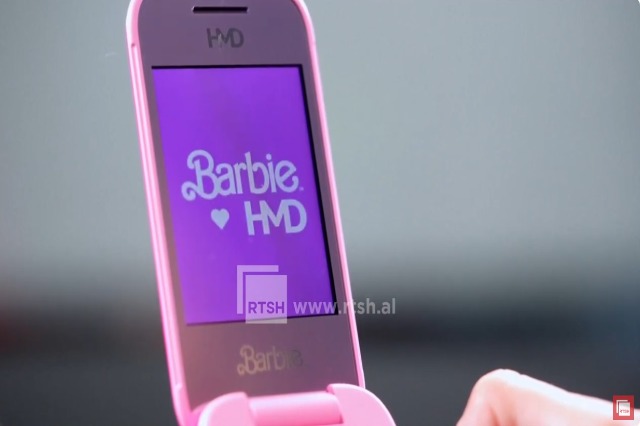 Telefoni “Barbie” del në shitje – Prodhuesit synojnë të ulin varësinë nga telefonët inteligjentë