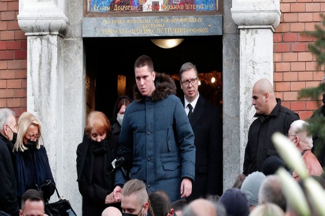 Përleshja mes tifozëve serbë dhe anglezë, mediat kroate: U përfshi edhe djali i Vuçiçit, mbrohej nga “Kobra-t”