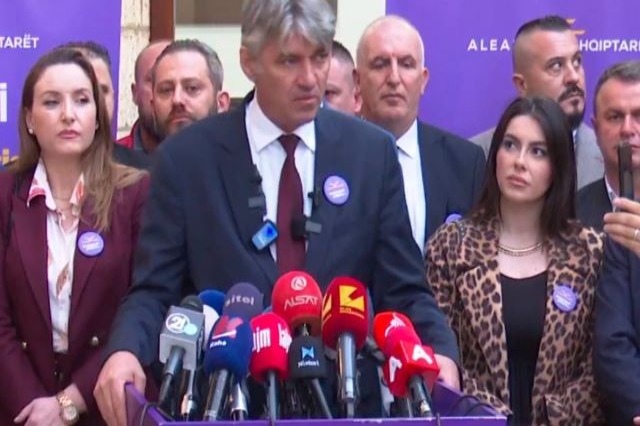 Parlamenti maqedonas shkarkon dy ministrat, përçahet Aleanca për Shqiptarët