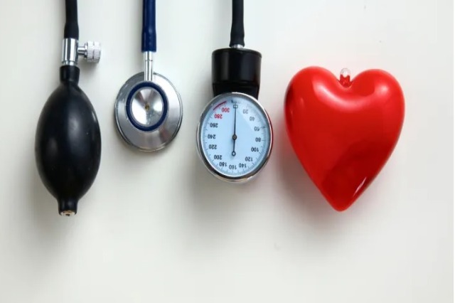 Ushqimet që ndihmojnë të ulni presionin e gjakut