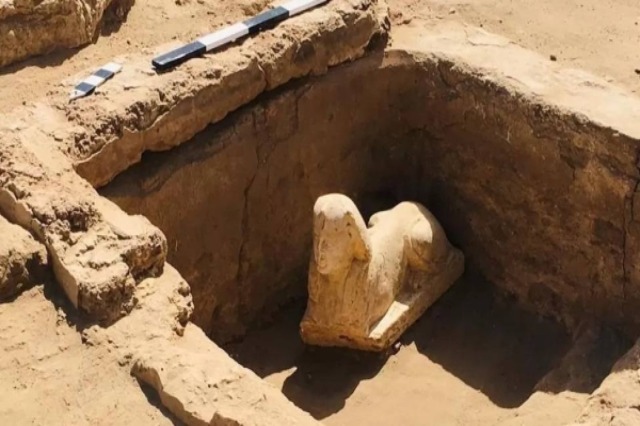 Arkeologët zbulojnë statujën e një sfinksi të ri në Egjipt