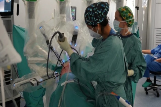 Spanja bën transplantin e parë të mushkërive në botë të kryer tërësisht nga robot