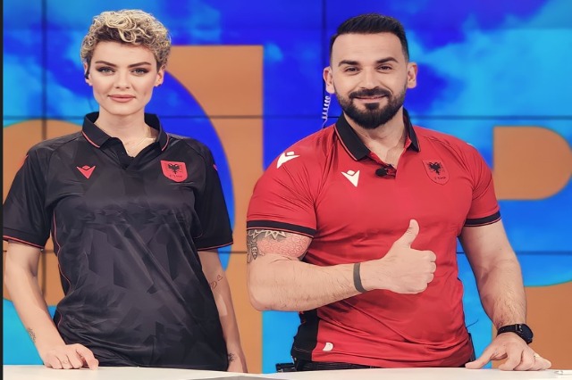 Moderatorët e “Mirëmëngjes Shqipëri” me fanellën e re të kombëtares, i urojnë çunave fitore sot në Poloni