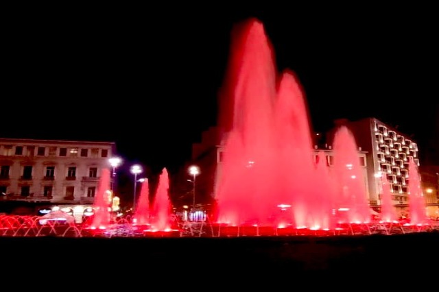 Athina “vishet” kuqezi për Festën e Pavarësisë së Shqipërisë