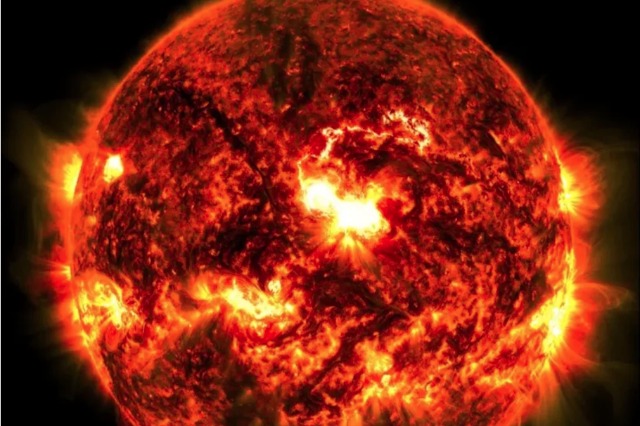 Stuhia e fuqishme diellore pritet të godasë Tokën, frikë për ndërprerje të energjisë elektrike