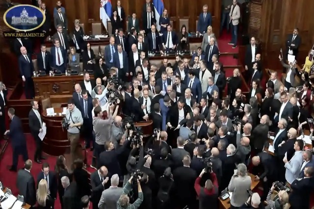 Kuvendi serb kthehet në “arenë boksi”, deputetët zihen me grushte