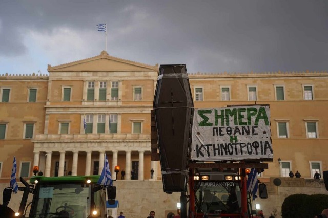 Kaos në rrugët e Athinës, qindra traktorë “pushtojnë” qytetin! Qytetarët mbyllen në shtëpi