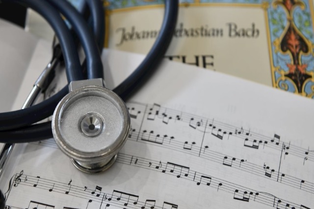 Përfitimet befasuese shëndetësore të dëgjimit të muzikës