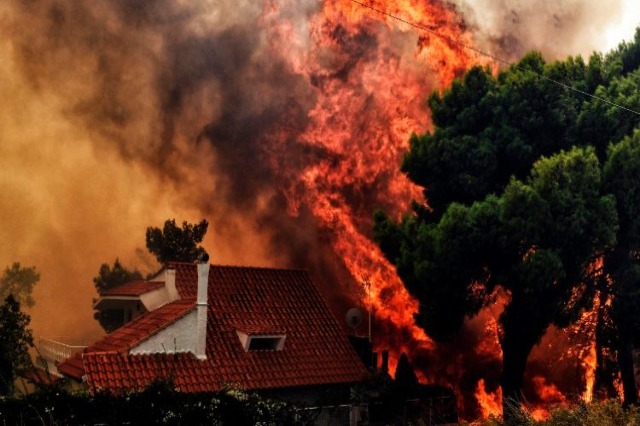 Zjarret në Greqi, BE ofron ndihmë: 700 punonjës, 9 avionë dhe 100 mjete