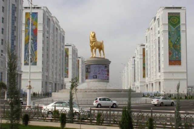 Statujë 6 metra prej ari për qenin vendas