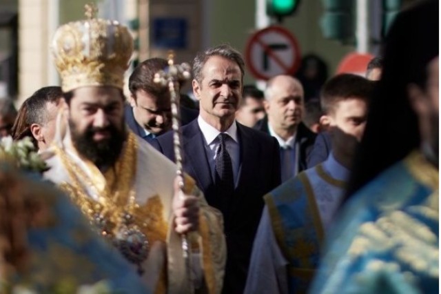 Vizitoi kryepeshkopin Anastas në spital, Mitsotakis: Lutemi për të siç ai është lutur për ne