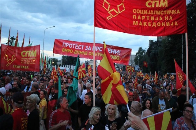 Sërish trazira në Shkup, kreu i VMRO-DPMNE në opozitë pretendon se kanë tentuar ta vrasin gjatë protestës kundër propozimit francez