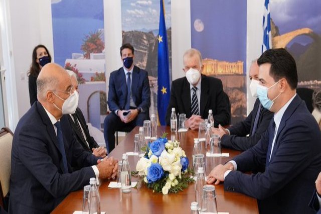 Kryetari i PD, Lulzim Basha, zhvillon një takim me ministrin e Jashtëm të Greqisë, Nikos Dendias