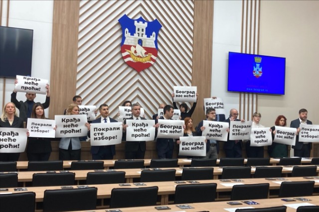 Dështon konstitutimi i Kuvendit të Beogradit, opozita bllokon seancën me banderola
