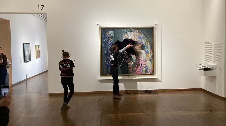 Aktivistët hedhin bojë mbi kryeveprën e Gustav Klimt, Muzeu austriak: Kemi frikë se piktura është dëmtuar