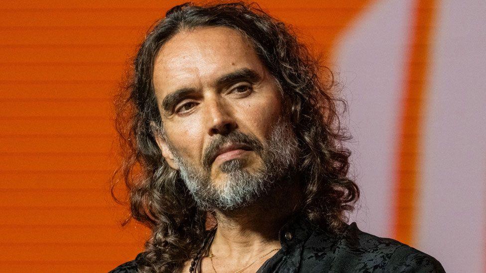 Policia britanike akuzon komedianin Russell Brand për përdhunim dhe sulm seksual