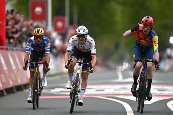 “Amstel Gold Race 2025”/ Mattias Skjelmose ul me këmbë në tokë Tadej Pogaçar dhe Remko Evenepoel