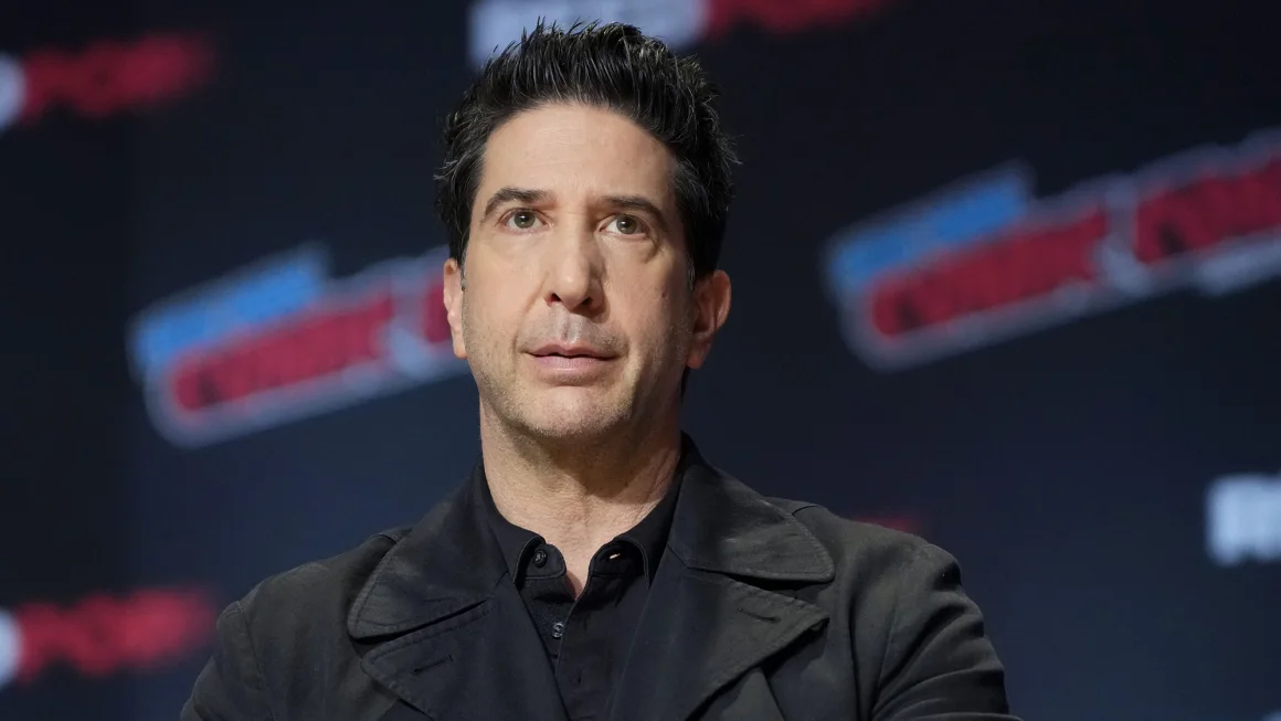 David Schwimmer flet për famën dhe pse nuk e duron dot melodinë e filmit ‘Friends’