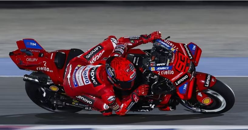 Marquez bën “dopietë”, triumf ndaj Vinales dhe Bagnaia