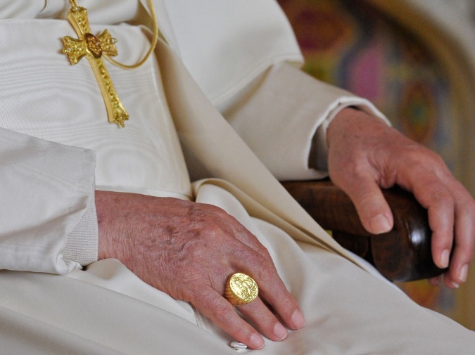 Pse unaza e Papa Françeskut shkatërrohet pas vdekjes së tij?