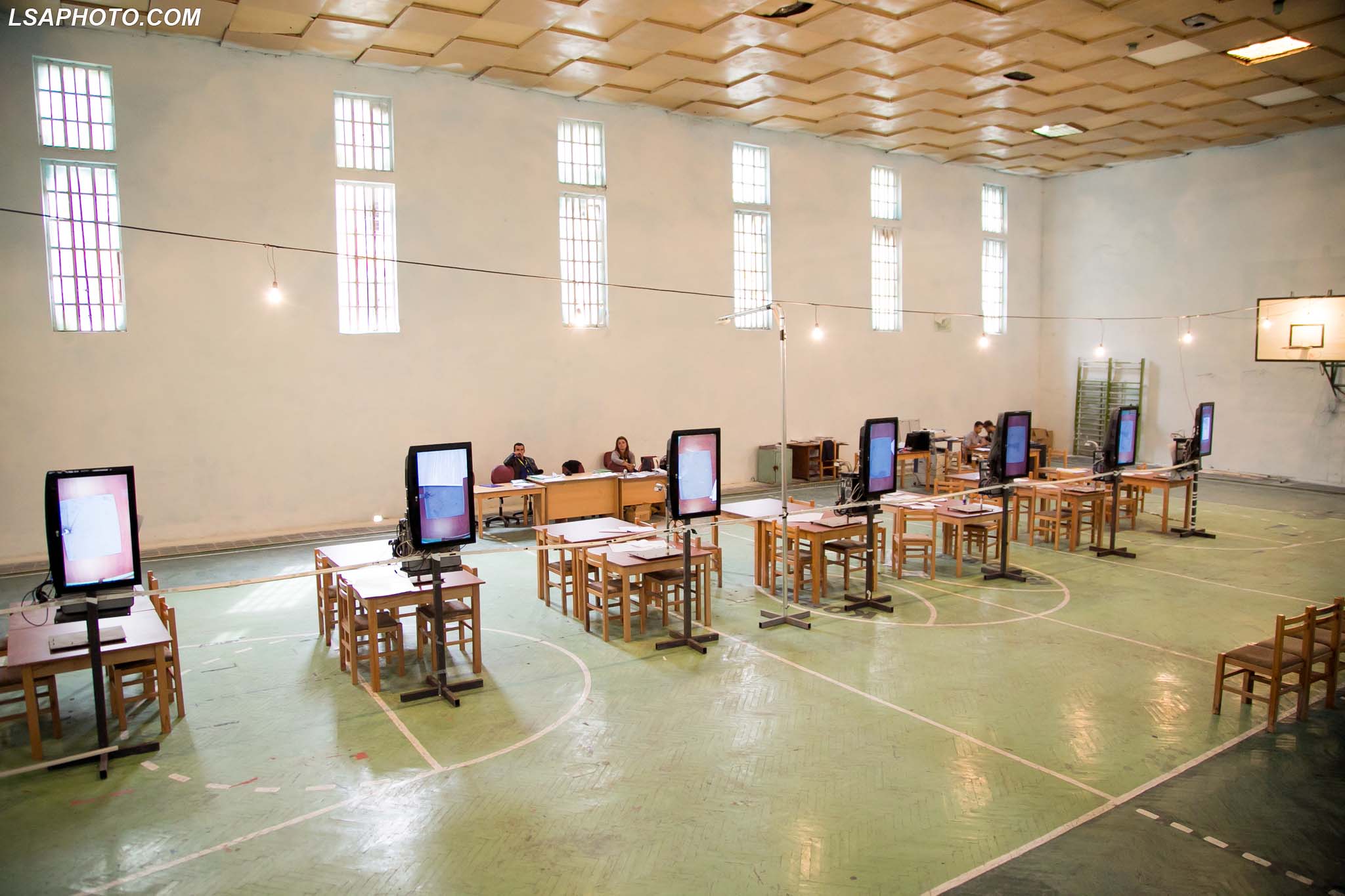 Brenda 3 orësh nga mbyllja e votimit, kutitë duhet të dorëzohen nëpër KZAZ. Ja si merren në dorëzim, rastet kur konstatohen parregullsi dhe numërimi