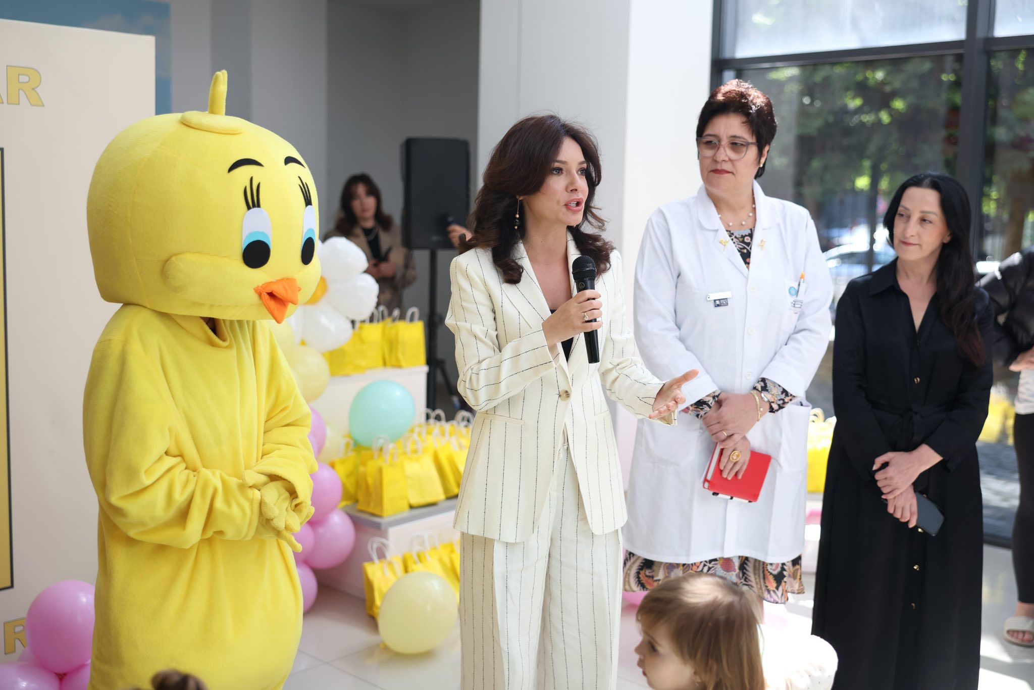 1 Qershori, Spiropali shpërndan dhurata për fëmijët e shtruar në repartin e Pediatrisë në QSUT