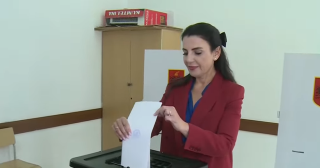 Zv.kryeministrja Balluku voton në Fier: U bëj thirrje shqiptarëve mos ta çojnë votën dëm!