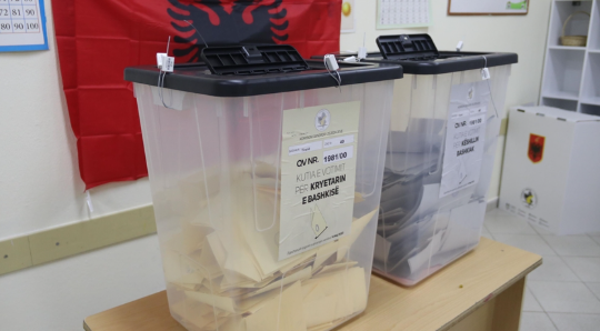 Fotografoi votën, vihet në pranga 56-vjeçarja në Tiranë
