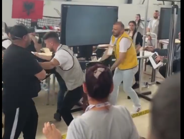 Konflikti në KZAZ në Yrshek, Celibashi revokon akreditimet për të gjithë vëzhguesit, shoqërohet në polici vëzhguesi i kandidatit të PS-së